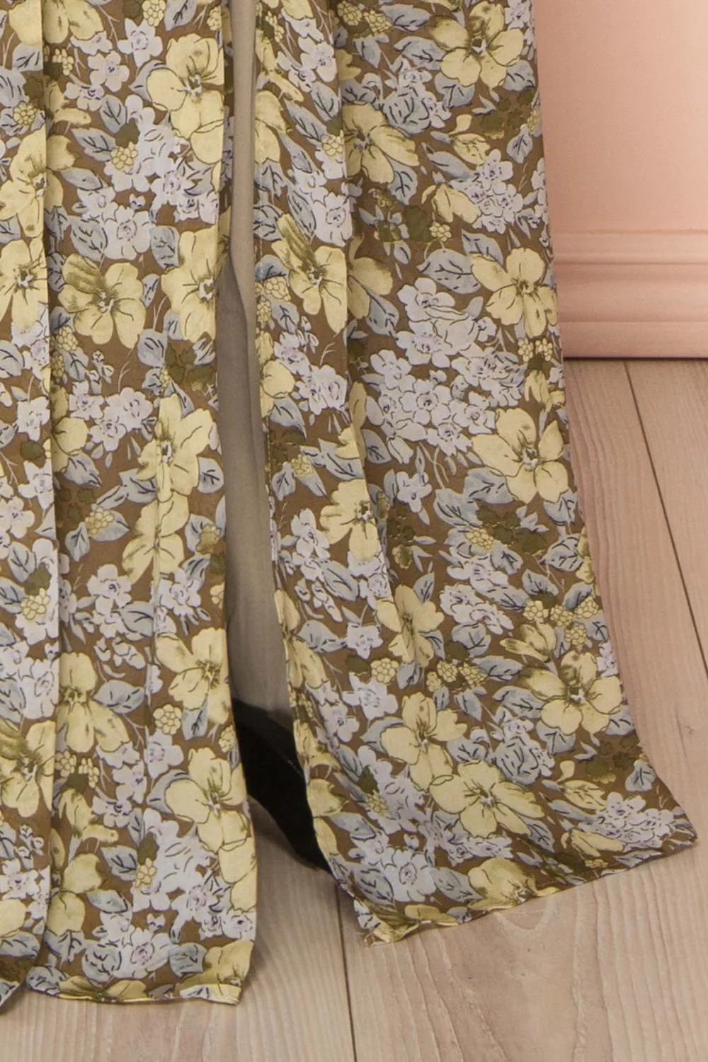 Elegant Floral Chiffon Maxi Dress with Plunging Neckline by Alinia – Perfect for Special Occasions