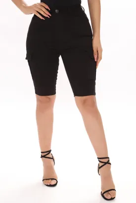 Backyard Vacay Short - Black